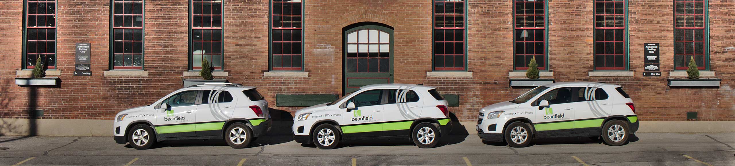 components:content:order-online-banner:beanfield-cars-covered-in-snow